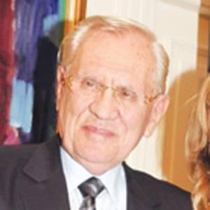 ERDOĞAN DEMİRÖREN
 
Milangaz'ın sahibi Erdoğan Demirören'in son yıllarda yaptığı alımlarla Sabancı Ailesi'ni de geçerek Türkiye'nin bir numaralı koleksiyoneri olduğu konuşuluyor. 'Asla evime çağdaş resim sokmam' dediği iddia edilecek kadar klasik sanat düşkünü olduğu bilinen Demirören'in koleksiyonunda olmazsa olmazlardan biri de tabii ki Osman Hamdi. Ünlü işadamının duvarında Osman Hamdi'nin 'Rüstem Paşa Camisi Önünde' resmi eseri asılı.