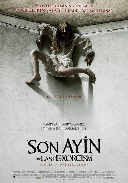 <strong>The Last Exorcism (2010)</strong><br><br> 

Peder Cotton Marcus, Lousiana'da Sweetzer'ın çiftliğine vardığında, her zaman yaptığı                   -düzmece- şeytan kovma ayinlerinden birini gerçekleştireceğini düşünmektedir. İçine sözüm ona kötü ruh girmiş insanlara göstermelik ayinler düzenleyen ve psikolojik olarak kurbanları yatıştıran Marcus, cemaatindeki insanlar için bu son ayini görüntülemeye karar vermiştir. Sweetzer'ın kızı Nell'in ruhu, kötü bir iblisin eline geçmiştir. Genç kız kötü ruhun esiri haline gelmiştir. Marcus ayine başladığında, daha önce karşılaşmadığı türden bir kötülükle karşı karşıya kaldığını anlayacaktır. Ne var ki, bırakmak için artık çok geçtir. Daniel Stammın yönettiği ve başrollerini Ashley Bell, Iris Bahr ve Louis Herthumun paylaştığı film, şeytan çıkarma mevzusuna biçimsel bir yenilik getiriyor. Tıpkı Blair Cadısında olduğu gibi tamamen el kamerasıyla çekilmiş izlenimi veren biçemiyle olaya gerçeklik katıyor. Filmin sonundaki sürprize kadar, seyirciyi ikilemde bırakmayı başarıyor The Last Exorcism<br><br>
Kaynak: Cinedergi