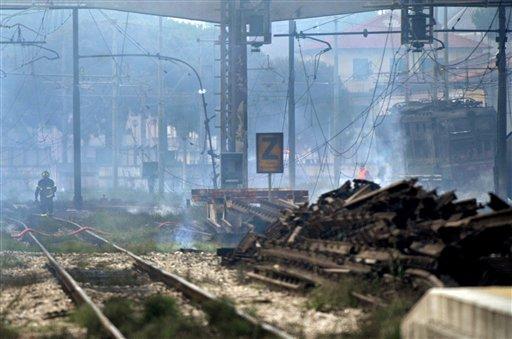 İtalya Viareggio kasabası istasyonunda raydan çıkan, sıvılaştırılmış doğal gaz yüklü iki vagonda meydana gelen patlama sonucu onlarca kişi öldü, ortalık savaş alanına döndü