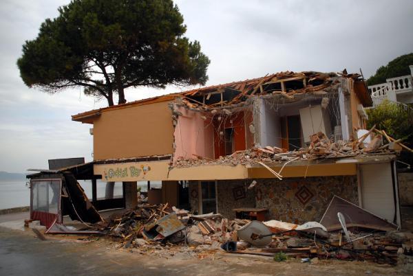 <p>İzmir&rsquo;de yaşayan Murat Ergen&ccedil;, 10 yıl &ouml;nce Kadınlar Plajı&rsquo;ndaki denize sıfır villasının alt katındaki Sea Garden Restoran&rsquo;ı Mahmut A.&rsquo;ya kiraya verdi. Ergen&ccedil;, restoranı daha y&uuml;ksek bir bedelle &uuml;&ccedil;&uuml;nc&uuml; kişilere kiraladığını, su, elektrik, işgaliye gibi &ouml;demelerini de d&uuml;zenli olarak yapmadığını ileri s&uuml;rd&uuml;ğ&uuml; Mahmut A.&rsquo;yı ge&ccedil;en ağustos ayında, biri Kuşadası ve İzmir&rsquo;de iki ayrı mahkemenin kararıyla tahliye ettirdi.<br /><br />Murat Ergen&ccedil;, tahliyenin ardından d&uuml;kk&acirc;nını 20 g&uuml;n &ouml;nce Şerafettin Dural&rsquo;a kiraya verdi. D&uuml;kkanın başka birine kiraladığını &ouml;ğrenen Mahmut A., mal sahibinden intikam almak i&ccedil;in ilgin&ccedil; bir plan yaptı. Mahmut A., bir hafriyat şirketinden kiraladığı kep&ccedil;e ile Ergen&ccedil;&rsquo;in villasını ve restoranı, tadilat yapan yeni kiracı ve ustaları dışarı &ccedil;ıkardıktan sonra yıktırdı.</p>