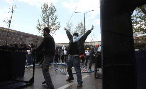 Ankara'daki 1 Mayıs kutlamalarının yapılacağı Sıhhiye Meydanı'na girişlerdeki arama noktasında polis ile göstericiler arasında arbede çıktı. Polis olayları yatıştırmak için havaya ateş açtı.