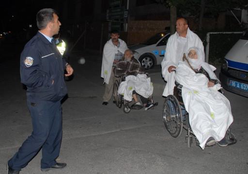 Bursa Yıldırım Merkez İlçesi'nde Şevket Yılmaz Devlet Hastanesinde yangın çıktı. 1'i çocuk 39 hastanın başka hastanelere sevk edildiği yangın sonucu 3'ü kadın 8 kişi hayatını kaybetti.