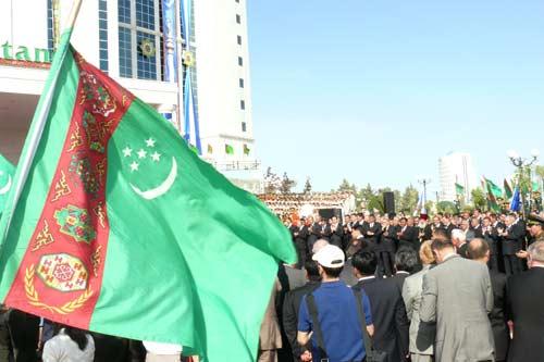 Berdimuhammedov, gece-gündüz ısı farkı en büyük şehirlerinden birinde dünyanın en tuzlu gölünün kıyısına dillere destan bir tesis, muhteşem bir açılış yaptı ama gazetecilerin şovu görüntülemesi için elden gelen arkaya konmadı! Bunlar kurtarılabilenler...