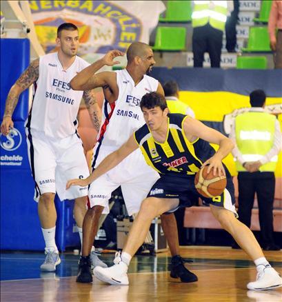 Beko Basketbol Ligi'nde play-off final serisinin ilk maçında Fenerbahçe Ülker, Efes Pilsen'i 68-60 yenerek, 1-0 öne geçti.