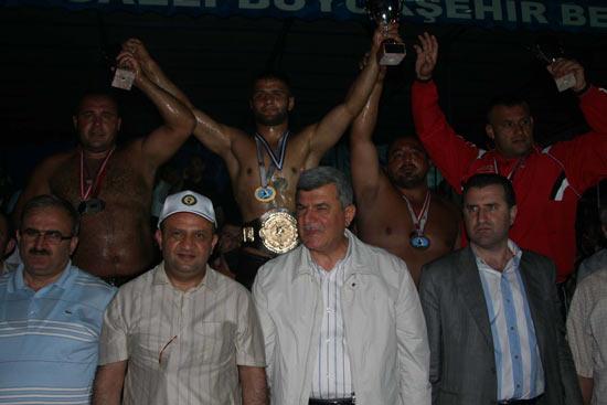 Kocaeli Büyükşehir Belediyesinin ilkini düzenlediği Sekapark Altın Kemer Yağlı Güreşlerinde 58i başpehlivan 567 pehlivan altın kemer için yarıştı.