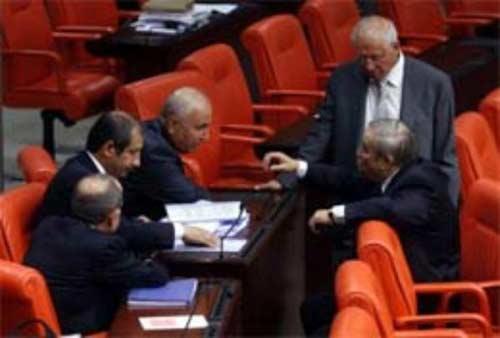 EN TARTIŞILAN ÖZÜR

Devlet Bakanı Bülent Arınçın, CHPli TBMM Meclis Başkanvekili Güldal Mumcunun odasını basması. CHPliler ayağa kalktı. Arınç Mumcudan özür dilemek durumunda kaldı.
