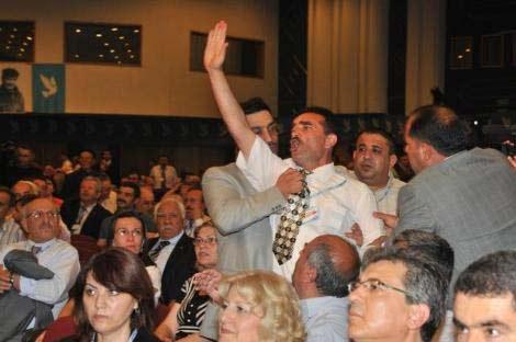 DSP'nin Olağanüstü Kurultayında, genel başkanlık seçimi için oylamaya geçildi. 16 genel başkan adayınından 9'u çekilirken adayların konuşmaları sırasında sert tartışmalar yaşandı.