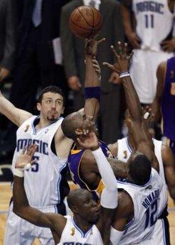 Hidayet'in de forma giydiği NBA final serisi 4. maçında Los Angeles Lakers, Orlando Magic'i uzatmalarda yıkmayı başarırken malesef Hidayet son anlarda kendine bağlanan umutları yıktı