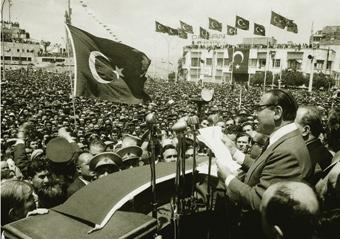 Seçim ekonomisi artık 1 milyar doları aşan bir sektör haline geldi. İlk olarak 1950 seçimlerinde Demokrat Partinin sloganını afişe bastırmasıyla başlayan seçim propagandası artık bina giydirmeye kadar varıyor.