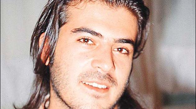 Kerim Tekin: Türk pop müziği sanatçısıydı. 28 Haziran 1998'de Afyon'da yaptığı konserden prodüktörü ile birlikte dönerken Sandıklı-Bolvadin yolunda arabasıyla geçirdiği trafik kazası sonucu hayatını kaybetti.