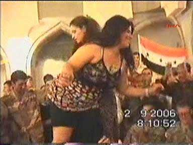 Saddam Hüseyin'in Tikrit'teki sarayında felekten bir gece çalan Amerikalı askerler ve Kürt peşmergeler Kürt ve Arap kadınlarla böyle eğleniyorlar...