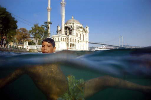 ISTANBUL YAZIN SON GUNLERINI YASARKEN, ORTAKOY'UN COCUKLARI DA BOGAZ MANZARASI ESLIGINDE BUNUN TADINI DENIZE GIREREK CIKARMISTI. (ERHAN SEVENLER)