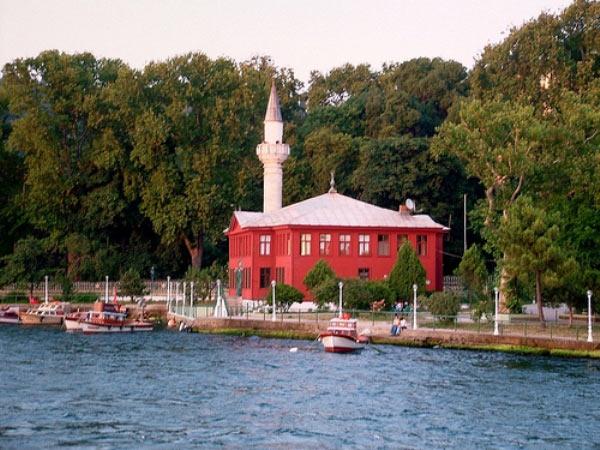 3- Kaymak Mustafa Paşa Camii: Kuleli Askeri Lisesi'nin çaprazındaki cami, küçük ama bir bakanı bir kez daha baktıranlardan... Kiremit rengi cephesi, beyaz ahşap çatısı hemen dikkat çekiyor. Lale Devri'nde, kaptan-ı deryalık yapmış olan Mustafa Paşa, 1837 yılında yaptırmış Çengelköy'deki bu camiyi.