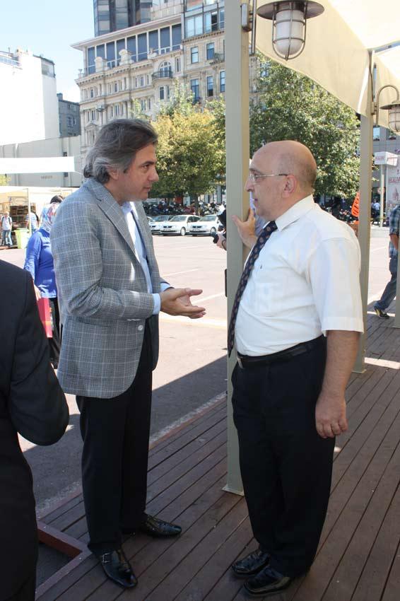 Sahaf Nedret İçli ve Beyoğlu Belediye başkanı Ahmet Mispah Demircan sizce bu denli haraketli ne konuşuyor olabilirler...