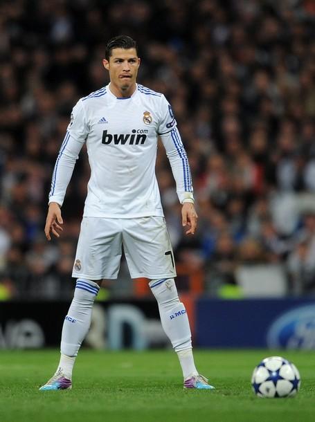 Messi'yi, 27,5 milyon avro ile Real Madridli Crisitiano Ronaldo izlerken, Portekizli futbolcunun kulübünden 13 milyon avro, reklamlardan 14 milyon avro ve primlerden 500 bin avro kazandığı açıklandı.