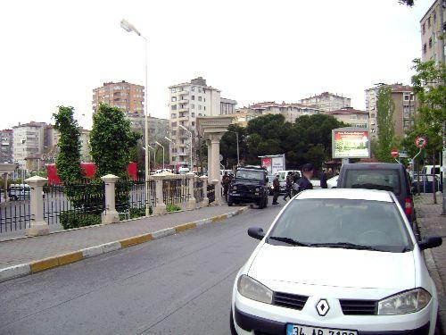 Kadıköy Bostancı'da polisin bir hücre evine düzenlediği baskın sonucu çıkan çatışmada çok sayıda polis, bir gazeteci ve vatandaş yaralandı