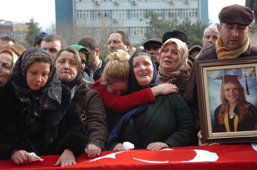 Gümüşhane'nin Zigana Dağı bölgesinde çığ düşmesi sonucu hayatını kaybeden 10 kişi son yolculuğuna uğurlandı. Trabzon Valiliği önündeki törende acı, gözyaşı ve hüzün vardı.