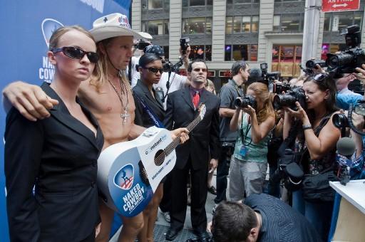 New York'taki Times meydanında, üzerinde sadece kovboy şapkası ve bir slip, elinde de gitarı ile şarkı söyleyen çıplak kovboy" lakaplı Robert Burck başkanlığa aday oldu.