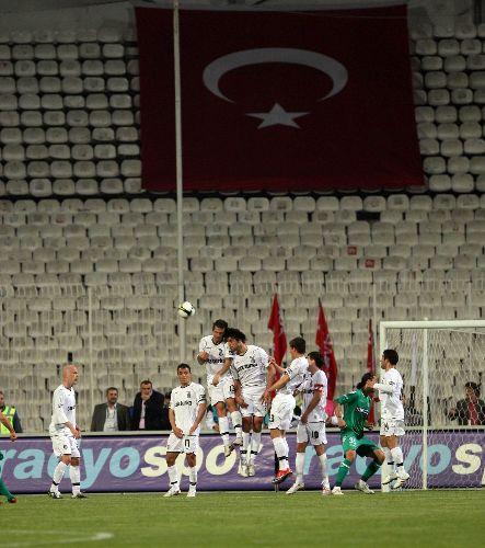 Sivas'ın puan kaybıyla liderlik şansı yakalayan Beşiktaş, evinde Bursaspor'a puan kaybetti. Müthiş geçen maçta 1 de kırmızı çıkarken takımlar golsüz eşitliği bozamadı.