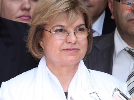 <p><strong>Tansu Çiller:</strong> RP-DYP arasında kurulan 54. hükümette Dışişleri Bakanlığı ve Başbakan Yardımcılığı yaptı. Partisine yapılan müdahalenin arkasından Başbakan olma imkânını kaybetti. İstiaf eden vekiller DTP’yi kurdu. Çiller, 3 Kasım 2002’de yapılan genel seçimlerde DYP’nin seçim barajını aşamaması üzerine genel başkanlık görevinden istifa etti. Yerini Mehmet Ağar’a bıraktı. Son olarak Başbakan Erdoğan’ın annesi Tenzile Erdoğan’ın cenazesinde görüldü.</p>