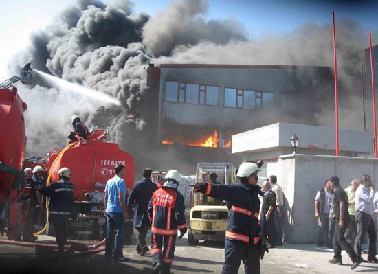 Hadımköy'de plastik imalatı yapıldığı öğrenilen fabrikada yangın çıktı. Bölgeye çok sayıda itfaiye ekibi sevk edilirken, Görevliler tarafından fabrika kısa sürede boşaltıldı...