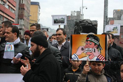 ZONGULDAK... İHH İnsani Yardım Vakfı'nın Zonguldak'taki gönüllüleri, yaklaşık dört yıl süren 345 Filistinlinin hayatına mal olan Gazze ambargosuna tepki gösterdi. Madenci Anıtı önünde toplanan grup, ellerinde Filistin bayrakları ve Filistin'de yaşanan olayları gösteren resimlerle basın açıklaması yaptı. Eyleme bazı sivil toplum örgütü temsilcileri de katıldı.