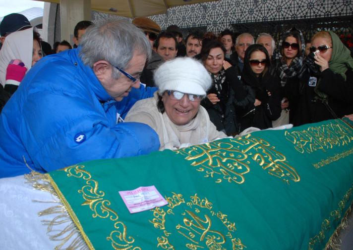 <p>Onur Şan da, Esen'i 4 yıldır tanıdığını ifade ederek, ''Çok ince ruhlu çok iyi bir insandı. İnsan denen varlığa örnek gösterilebilecek bir insandı. Kimseyi kırmazdı. Mekanı cennet olsun'' şeklinde konuştu.</p>