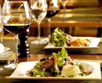 Dışarıda yemeyin
Restoranlarda ya da ev dışında yenilen yemekler kilo aldırıcı olabilir. Bu nedenle dışarıda yemek zorunda kaldığınız zamanlarda salata ya da ızgara yemekleri yiyin.