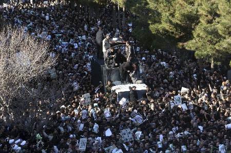 İran'da muhalif dini lider Muntazari'nin cenaze töreni yönetimi protesto eylemlerine dönüştü. On binlerce kişinin katıldığı cenaze töreninin ardından polisle reformcular arasında çatışma çıktığını belirtiliyor.