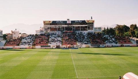 <b>ANTALYA ATATÜRK STADI</b> Buna benzer bir sorunu da Antalyaspor yaşıyor. Antalyasporlu yetkililer, Türkiye Futbol Federasyonu'nun (TFF), Atatürk Stadı'na ''maç oynanabilir'' raporu vermediğini, bu nedenle Antalyaspor'un maçlarını Mardan Stadı'nda oynamak istediğini söyledi.

<br><br>TFF'nin Antalya Atatürk Stadı'nda yaptığı denetimlerde, 50 olumsuzluk belirlediğini ve bu olumsuzlukların giderilmesi için en az 500 bin TL'ye ihtiyaç duyulduğu kaydedildi. Sözkonusu paranın bulunması halinde bile stadın yeni sezona yetişemeyeceği bildirilirken, bu nedenle yönetim kurulunun Antalyaspor'un maçlarını Mardan Stadı'nda oynamak konusunda hem fikir olduğunu ifade edildi.