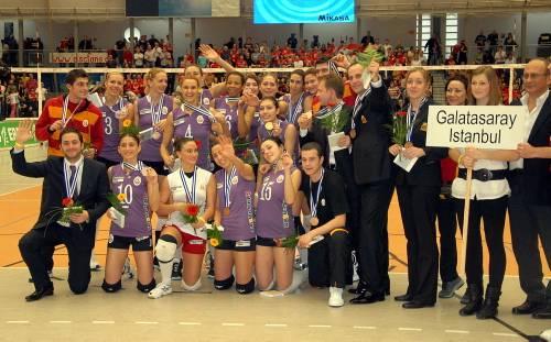 Voleybolda bayanlar GM Capital Avrupa Çalenç Kupası'nda üçüncülüğü, Polonyadan Impel Gwardın Wroclaw'i 3-0 yenen Galatasaray elde etmişti.