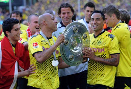Bundesliga'da geçen hafta şampiyonluğu garantileyen Dortmund, Daum'un takımı E. Frankfurt'u 3-1 mağlup ederek ikinci lige gönderirken Nuri Şahin duygulu anlar yaşadı.