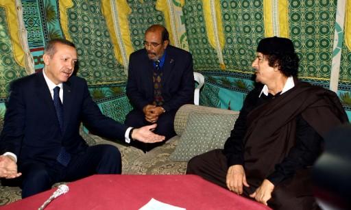 Başbakan Erdoğan ile Libya Lideri Albay Muammer Kaddafi arasındaki görüşme sona erdi. Albay Kaddafi'nin çadırında yapılan görüşme, yaklaşık iki buçuk saat sürdü. Erdoğan'ın ABD'nin bombaladığı binanın defterine düştüğü not dikkat çekti.