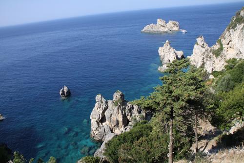 : Corfu Adası’nın girintili çıkıntılı koylarında su, biraz soğuk. Corfuluların “İngilizler bile üşür” dediği su, ilk başta soğuk gelse de, yüzmeye başlayınca çıkmak istemiyorsunuz.