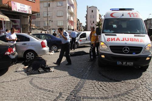 İstanbul Zeytinburnu'nda sokakta yürüyen üç kişiye siyah bir arabadan üç el ateş edildi. Çeçen oldukları öğrenilen üç kişi olay yerinde hayatını kaybetti.