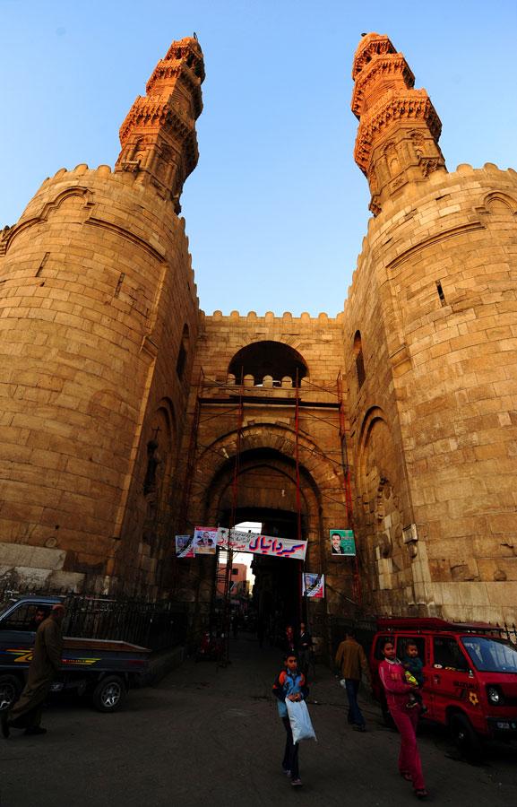 YAVUZ SULTAN SELIM'IN MISIR'I FETHININ ARDINDAN MUMLUKLU SULTANI TOMANBAY'I ASTIRDIGI BAB EL ZUVEYLA ARTIK KAHIRE'NIN IKI GIRIS KAPISINDAN BIRISI DEGIL. FOTOGRAFTA KAPININ GIRISINDEKI BAB EL ZUVEYLA CAMII GORULUYOR.