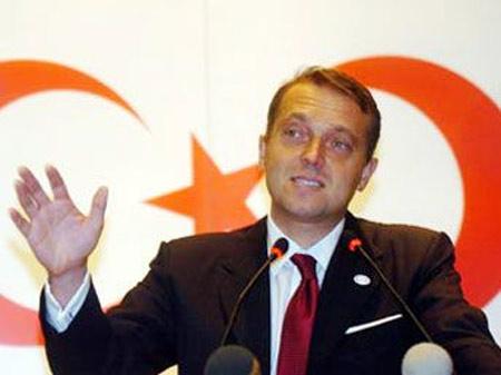 <b>MAZOT 1 TL OLACAK</b><br><br>
Cem Uzanın Vallahi Mazot 1 Lira olacak diye ettiği yemin de siyasi tarihimize geçen vaadlerden biri oldu. Her işsize 350 TL maaş vadeden Cem Uzan, konser eşliğinde halka döner-ekmek dağıtarak 2002 seçiminde Genç Partiye yüzde 7 oy kazandırmıştı. 2007 seçiminde ise barajı aşabilmek için inanılmaz vaadlerde bulunmasına ve İbrahim Tatlısesi aday göstermesine rağmen büyük bir hayal kırıklığı yaşadı.