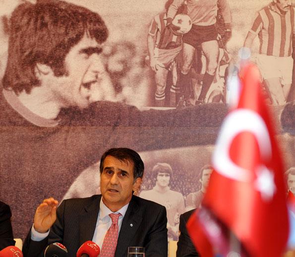 Trabzonspor ile sözleşme imzalayan Teknik Direktör Şenol Güneş, hedefindeki Trabzonspor'u anlattı. Camiaya ve taraftarlara birlik beraberlik mesajı veren Güneş, Fatih Tekke'nin takıma geri kazandırılmasına nasıl baktığını da açıkladı.