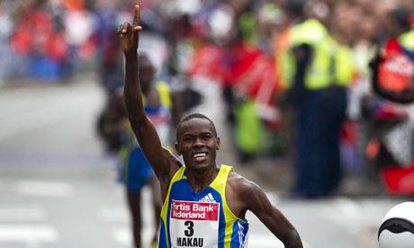 Patrick Makau: 26 yaşındaki Kenyalı Makau, Berlin'de 25 Eylül'de 2 saat 3 dakika 38 saniye ile maratonda dünya rekoru kırdı. Eski rekor 2 saat 3 dakika 59 saniye ile Etiyopyalı Haile Gebreselassie'yi aitti. Makau, Londra olimpiyatlarında da bu dalda favori olarak gösteriliyor.