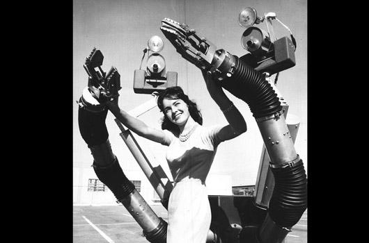 <strong>3. Gözlerindeki kameralara dikkat!</strong><br><br>
1960 -> Hughes Aircraft şirketi tarafından Kaliforniya'daki Culver City'de geliştirilen 1960 üretimi Mobot Mark II isimli bu robot, film çekimlerinde kullanılan kameralardan alınmış gözleri ve uzaktan kumanda edilebilmesiyle fotoğraftakinin aksine insanlık için bir tehlike olarak tanımlanmıştı.