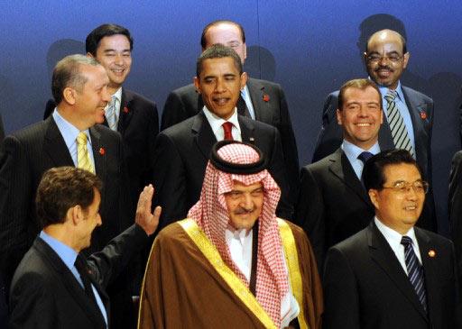G20 ULKELERININ DEVLET VE HUKUMET BASKANLARIYLA ULUSLARARASI PARA FONU VE DUNYA BANKASI GIBI ULUSLARARASI KURULUSLARIN BASKANLARININ LONDRA ZIRVESI'NE KATILAN BASBAKAN RECEP TAYYIP ERDOGAN, AILE FOTOGRAFINDA ABD BASKANI BARACK OBAMA'NIN YANINDA YER ALDI.