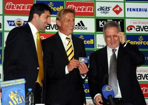 Fenerbahçe, teknik direktör Christoph Daum ile 3 yıllık sözleşme imzaladı. Konuşmasına Türkçe başlayan Daum "İnşallah şampiyon olacağız" dedi.