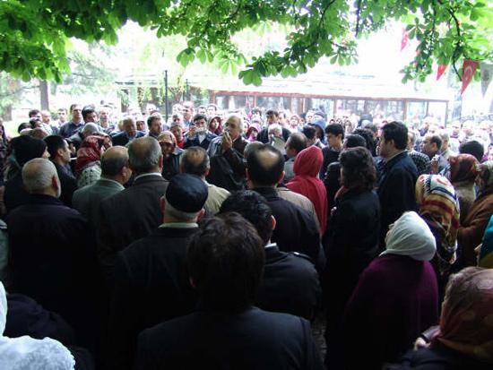 Tarihçi-Yazar Yavuz Bahadıroğlu, Gümüşlü Kümbetin önünde Osman Bey ve oğlu Orhan Beyi anlatıyor.