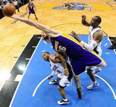 Hidayet'in de forma giydiği NBA final serisi 4. maçında Los Angeles Lakers, Orlando Magic'i uzatmalarda yıkmayı başarırken malesef Hidayet son anlarda kendine bağlanan umutları yıktı