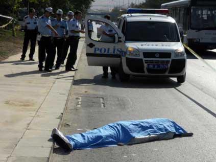 Trafik kazasında ölen Gökhan Dalmış (22)'ın acılı babası oğlunun cansız bedenine sarılarak ağlarken çevredeki vatandaşlar ve gazetecilerde gözyaşlarına boğuldu.
