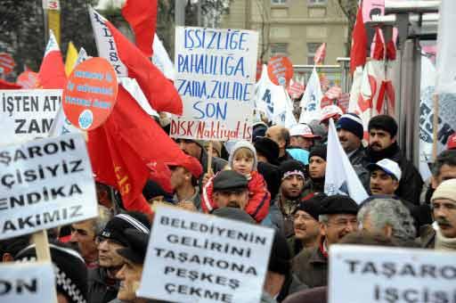 TÜRK-İŞ, DİSK ile KESK öncülüğünde Kadıköy'de düzenlenen mitingde TÜRK-İŞ'e bağlı Türk Metal Sendikası ile DİSK'e bağlı Birleşik Metal-İş Sendikası üyeleri arasında arbede yaşandı.