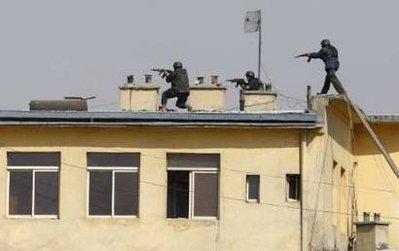 Afganistan'ın başkenti Kabil'de Taliban militanlarının üzerlerindeki bombaları bakanlık binasında patlatması sonucu yaşanan saldırı