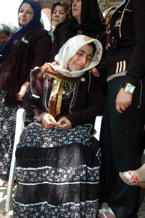 DIYARBAKIR'DA TERORISTLERIN YOLA DOSEDIGI MAYININ PATLAMASIYLA SEHIT OLAN 9 ASKERDEN PIYADE ER ZEYNEL DIREKCI'NIN CENAZESI GAZIANTEP'TE TOPRAGA VERILDI. CENAZE TORENINE KATILAN SEHIT ERIN KIZ KARDESI, ABISI ICIN AGITLAR YAKTI.