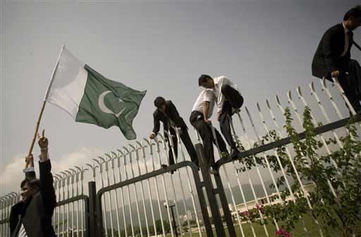 Pakistan'da Devlet Başkanı Pervez Müşerref istifa sevinci böyle manzaralara yol açtı