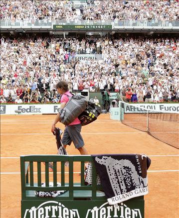 Pariste Roland Garros santrkortunu dolduran on binlerce seyirci, tarihi bir maça tanıklık ettiler ve Nadalın Fransa Açıka tarihi vedasını seyrettiler. 1 Numara Nadal sürpriz bir şekilde elendi